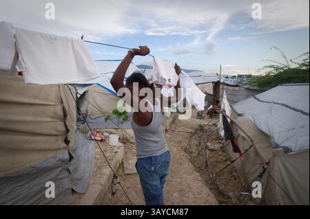Juin 28, 2010 - Port au Prince, Haïti - Anide FLEUREME, 24 ans, est une écolière qui tente d'obtenir son diplôme de 12e année à l'École Centre Educatif-Luis Josephe Jamlien. Elle était à l'école pendant le tremblement de terre mais a réussi à s'échapper. L'école est maintenant rouverte sous une tente à quelques lots de l'emplacement du bâtiment fissuré d'origine. Anides dit aime la comptabilité et espère qu'à la fin de ses études secondaires, elle pourrait aller à l'université, mais elle dit : « le pays est brisé en ce moment donc je ne sais pas ce qui va se passer. » Elle vit avec ses 2 cousines, 3 nièces et un neveu dans une tente dans un camp du Delm Banque D'Images