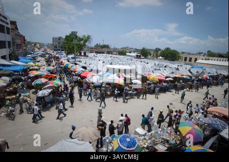 Juin 30, 2010 - Port au Prince, Haïti - à droite se trouve un autre camp de tentes de PDI adjacent à l'un des marchés animés du centre-ville de Port au Prince six mois après le tremblement de terre haïtien. (Crédit image : © Jessica Brandi Lifland/ZUMApress.com) Banque D'Images