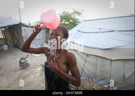 Juin 28, 2010 - Port au Prince, Haïti - Anide FLEUREME, 24 ans, est une écolière qui tente d'obtenir son diplôme de 12e année à l'École Centre Educatif-Luis Josephe Jamlien. Elle était à l'école pendant le tremblement de terre mais a réussi à s'échapper. L'école est maintenant rouverte sous une tente à quelques lots de l'emplacement du bâtiment fissuré d'origine. Anides dit aime la comptabilité et espère qu'à la fin de ses études secondaires, elle pourrait aller à l'université, mais elle dit : « le pays est brisé en ce moment donc je ne sais pas ce qui va se passer. » Elle vit avec ses 2 cousines, 3 nièces et un neveu dans une tente dans un camp du Delm Banque D'Images