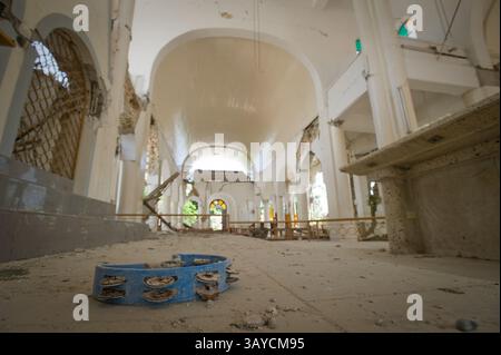 30 juin 2010 - Port au Prince, Haïti - L'église du Sacré-cœur ou église du Sacré-cœur, un bâtiment historique du 19ème siècle se trouve toujours dans ses propres décombres six mois après le tremblement de terre. Une église de fortune avec les bancs sous des tentes se dresse dans la cour à l'arrière de l'église. (Crédit image : © Jessica Brandi Lifland/ZUMApress.com) Banque D'Images