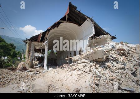 30 juin 2010 - Port au Prince, Haïti - L'église du Sacré-cœur ou église du Sacré-cœur, un bâtiment historique du 19ème siècle se trouve toujours dans ses propres décombres six mois après le tremblement de terre. Une église de fortune avec les bancs sous des tentes se dresse dans la cour à l'arrière de l'église. (Crédit image : © Jessica Brandi Lifland/ZUMApress.com) Banque D'Images