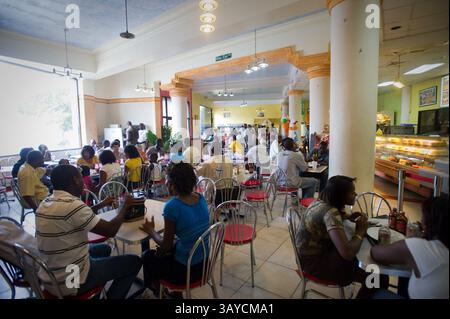 01 juil. 2010 - Port au Prince, Haïti - certaines entreprises telles que ce restaurant sont maintenant en place et en fonctionnement certaines avec climatisation. Ce restaurant de type sandwich/crêpe/boulangerie de restauration rapide appelé EPID'OR est un endroit populaire auprès des étrangers et des habitants. (Crédit image : © Jessica Brandi Lifland/ZUMApress.com) Banque D'Images