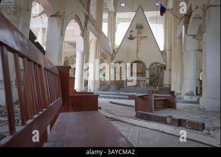 30 juin 2010 - Port au Prince, Haïti - L'église du Sacré-cœur ou église du Sacré-cœur, un bâtiment historique du 19ème siècle se trouve toujours dans ses propres décombres six mois après le tremblement de terre. Une église de fortune avec les bancs sous des tentes se dresse dans la cour à l'arrière de l'église. (Crédit image : © Jessica Brandi Lifland/ZUMApress.com) Banque D'Images