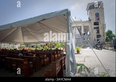 30 juin 2010 - Port au Prince, Haïti - L'église du Sacré-cœur ou église du Sacré-cœur, un bâtiment historique du 19ème siècle se trouve toujours dans ses propres décombres six mois après le tremblement de terre. Une église de fortune avec les bancs sous des tentes se dresse dans la cour à l'arrière de l'église. (Crédit image : © Jessica Brandi Lifland/ZUMApress.com) Banque D'Images