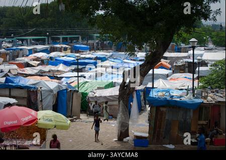28 juin 2010 - Port au Prince, Haïti - un camp de tentes pour les PDI se trouve en face de l'hôtel Plaza où de nombreux médias sont restés pendant les premiers jours suivant le tremblement de terre. On estime que plus d'un million de personnes sont toujours sans abri et vivent dans des tentes et des logements temporaires à Port-au-Prince six mois après le tremblement de terre haïtien. (Crédit image : © Jessica Brandi Lifland/ZUMApress.com) Banque D'Images