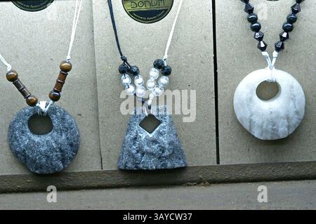 25 mai 2010 - Zipaquira, Cundinamarca, Colombie - bijoux 'sel' au Musée des mines, minéralogie, géologie et ressources naturelles. La cathédrale de sel de Zipaquira est une église catholique romaine souterraine construite dans les tunnels d'une mine de sel à plus de 600 pieds sous terre dans une montagne Halite près de la ville de Zipaquira, à Cundinamarca, en Colombie. C'est une destination touristique très populaire et un lieu de pèlerinage dans le pays. Le nom de 'Cathédrale de sel' est principalement pour attirer les touristes, tandis qu'une église en fonctionnement qui reçoit jusqu'à 3 000 visiteurs le dimanche, il n'a pas d'évêque et donc pas d'offi Banque D'Images