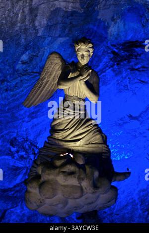 25 mai 2010 - Zipaquira, Cundinamarca, Colombie - un ange dans l'une des 14 petites chapelles. La cathédrale de sel de Zipaquira est une église catholique romaine souterraine construite dans les tunnels d'une mine de sel à plus de 600 pieds sous terre dans une montagne Halite près de la ville de Zipaquira, à Cundinamarca, en Colombie. C'est une destination touristique très populaire et un lieu de pèlerinage dans le pays. Le nom de « Cathédrale de sel » est principalement pour attirer les touristes, tandis qu'une église en fonctionnement qui reçoit jusqu'à 3 000 visiteurs le dimanche, elle n'a pas d'évêque et donc pas de statut officiel de cathédrale dans le catholicisme. Banque D'Images