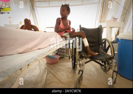 01 juil. 2010 - Port au Prince, Haïti - MIRLANDA PIERRE, 12 ans, a perdu sa jambe en raison de blessures qu'elle a subies lors du tremblement de terre haïtien. Elle a été retirée des décombres d'une maison voisine trois jours après le tremblement de terre. Milanda reçoit une prothèse de jambe de handicap International. Six mois après le séisme, de nombreux patients qui ont perdu des membres sont guéris au point où ils peuvent être équipés de prothèses plus permanentes. (Crédit image : © Jessica Brandi Lifland/ZUMApress.com) Banque D'Images