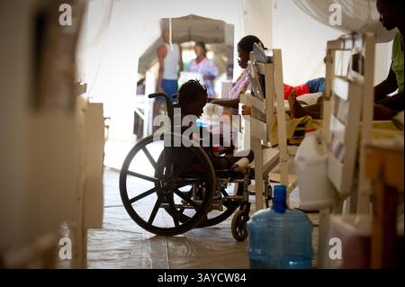 01 juil. 2010 - Port au Prince, Haïti - MIRLANDA PIERRE, 12 ans, a perdu sa jambe en raison de blessures qu'elle a subies lors du tremblement de terre haïtien. Elle a été retirée des décombres d'une maison voisine trois jours après le tremblement de terre. Milanda reçoit une prothèse de jambe de handicap International. Six mois après le séisme, de nombreux patients qui ont perdu des membres sont guéris au point où ils peuvent être équipés de prothèses plus permanentes. (Crédit image : © Jessica Brandi Lifland/ZUMApress.com) Banque D'Images