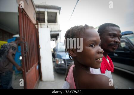 01 juil. 2010 - Port au Prince, Haïti - MIRLANDA PIERRE, 12 ans, a perdu sa jambe en raison de blessures qu'elle a subies lors du tremblement de terre haïtien. Elle a été retirée des décombres d'une maison voisine trois jours après le tremblement de terre. Milanda reçoit une prothèse de jambe de handicap International. Six mois après le séisme, de nombreux patients qui ont perdu des membres sont guéris au point où ils peuvent être équipés de prothèses plus permanentes. (Crédit image : © Jessica Brandi Lifland/ZUMApress.com) Banque D'Images