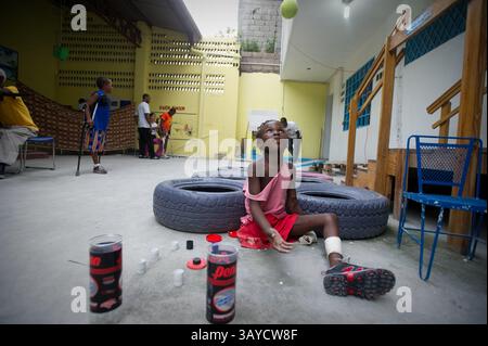 01 juil. 2010 - Port au Prince, Haïti - MIRLANDA PIERRE, 12 ans, a perdu sa jambe en raison de blessures qu'elle a subies lors du tremblement de terre haïtien. Elle a été retirée des décombres d'une maison voisine trois jours après le tremblement de terre. Milanda reçoit une prothèse de jambe de handicap International. Six mois après le séisme, de nombreux patients qui ont perdu des membres sont guéris au point où ils peuvent être équipés de prothèses plus permanentes. (Crédit image : © Jessica Brandi Lifland/ZUMApress.com) Banque D'Images