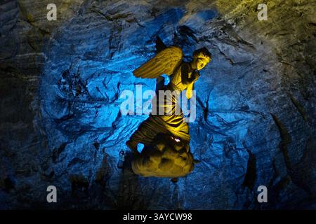 25 mai 2010 - Zipaquira, Cundinamarca, Colombie - un ange dans l'une des 14 petites chapelles. La cathédrale de sel de Zipaquira est une église catholique romaine souterraine construite dans les tunnels d'une mine de sel à plus de 600 pieds sous terre dans une montagne Halite près de la ville de Zipaquira, à Cundinamarca, en Colombie. C'est une destination touristique très populaire et un lieu de pèlerinage dans le pays. Le nom de « Cathédrale de sel » est principalement pour attirer les touristes, tandis qu'une église en fonctionnement qui reçoit jusqu'à 3 000 visiteurs le dimanche, elle n'a pas d'évêque et donc pas de statut officiel de cathédrale dans le catholicisme. Banque D'Images
