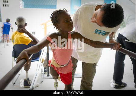 01 juil. 2010 - Port au Prince, Haïti - MIRLANDA PIERRE, 12 ans, a perdu sa jambe en raison de blessures qu'elle a subies lors du tremblement de terre haïtien. Elle a été retirée des décombres d'une maison voisine trois jours après le tremblement de terre. Milanda reçoit une prothèse de jambe de handicap International. Six mois après le séisme, de nombreux patients qui ont perdu des membres sont guéris au point où ils peuvent être équipés de prothèses plus permanentes. (Crédit image : © Jessica Brandi Lifland/ZUMApress.com) Banque D'Images
