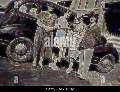 Un groupe de quatre personnes élégantes se tient avec confiance à côté d'une voiture vintage, chacun habillé dans des modes emblématiques de l'époque, dégageant un sentiment d'élégance et de charme. La scène capture un moment de loisir et de camaraderie, reflétant l'essence d'un temps révolu., photographie numérique - Mme Zemancheff & ses amis portant des chaussures de panier, Melbourne, 1936, photographie noir et blanc de Mme Zemancheff et ses amis portant des chaussures de panier fabriquées à l'usine de chaussures de panier V.G. Zemancheff & sons à South Melbourne, Melbourne, en 1936. Stanio Ivanoff Fancoff est né en 1908 à Bojentsi, un petit village de Bulgarie Banque D'Images