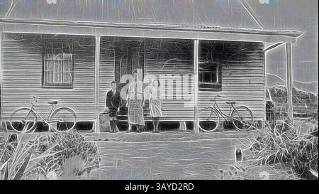Une famille se tient fièrement devant leur maison rustique, flanquée de vélos, avec un sens de la nostalgie et de la vie quotidienne capturés dans leurs expressions. La texture de leurs vêtements et le paysage environnant améliore l'atmosphère d'un temps plus simple., négatif - Family Group & Bicycles Outside Farm House, Mooralla, Victoria, circa 1935, Une femme, un petit garçon et une fille debout devant une maison. La femme et la petite fille portent des robes, et le petit garçon porte une veste avec un short. Il y a deux vélos, un pour une fille, appuyés contre la maison. La maison a deux grandes fenêtres Banque D'Images