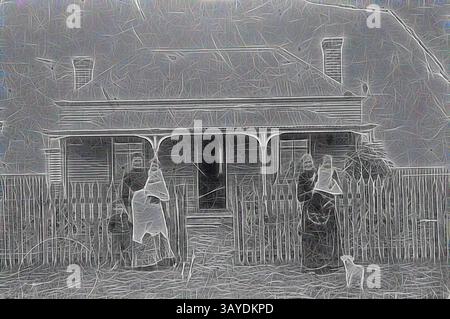 Une scène de style vintage avec une maison pittoresque entourée d'une clôture de piquet, avec deux personnages en tenue traditionnelle et un petit chien devant. L'atmosphère transmet un sentiment de nostalgie et de simplicité., négatif - Nouvelle-Galles du Sud ( ?), circa 1900, deux femmes avec des enfants devant une petite maison en bois., Art classique avec une touche moderne réinventée par Artotop Banque D'Images