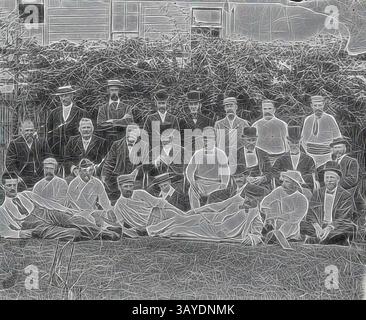Un grand groupe d'hommes en tenue formelle pose ensemble à l'extérieur, entouré d'une végétation luxuriante. Ils affichent une gamme d'expressions, du sérieux au jovial, créant un sentiment de camaraderie parmi les individus assemblés., négatif - Melbourne ( ?), Victoria, circa 1900, Une équipe de cricket. L'équipe peut être une équipe gouvernementale ou il peut s'agir d'une équipe connue sous le nom de « Lady Forget-me-Nots »., art classique avec une touche moderne réinventée par Artotop Banque D'Images