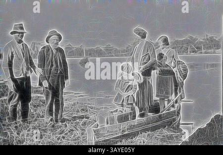 Un groupe d'individus se réunit au bord d'une rivière, avec deux adultes debout sur la rive et trois autres, dont un enfant, au bord de l'eau. Ils semblent engagés dans un moment d’interaction, mettant en évidence une scène de communauté et de connexion. Le paysage environnant ajoute à l'atmosphère sereine., négatif - Euston District, Nouvelle-Galles du Sud, vers 1925, deux femmes et un enfant debout dans un bateau fait maison. Ils ont des valises dans le bateau avec eux. Deux hommes se tiennent sur la rive à côté du bateau., Art classique avec une touche moderne réinventée par Artotop Banque D'Images