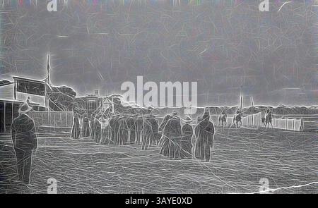 Un groupe d'individus vêtus d'une tenue d'époque se promène le long d'une promenade en bord de mer, flanquée de structures pittoresques et de bateaux lointains. L'atmosphère transmet un sentiment de nostalgie, avec l'horizon se fondant dans un ciel nuageux., négatif - Balranald, Nouvelle-Galles du Sud, 1913, fin d'une course à l'hippodrome de Balranald., Art classique avec une touche moderne réinventée par Artotop Banque D'Images