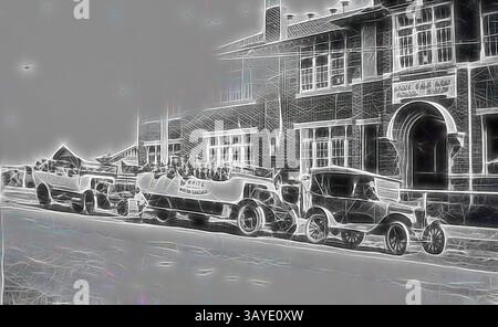 Une rangée de véhicules anciens, y compris des voitures classiques et un bateau, alignée devant un ancien bâtiment présentant des détails architecturaux distinctifs. La scène capture un sentiment de nostalgie, reflétant une ère révolue de transport et de style., négatif - Ascot Vale West, Victoria, 1925, garçons de l'Ascot West State School, No.4025, lors d'un voyage en autocar à Tecoma. Ils sont assis dans des charabancs appartenant aux White Motor Coaches. Les garçons ont été envoyés sur le voyage par le comité de l'école et des amis en récompense. La voiture à droite est une Ford Model T. Art classique avec une touche moderne réinventée par Banque D'Images