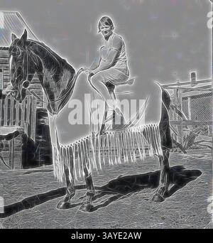 Un cavalier est assis en toute confiance au sommet d'un cheval orné d'une couverture de selle frangée, sur fond rustique de structures en bois. La scène capture un moment de partenariat entre le cheval et le cavalier, soulignant à la fois la force et la grâce., négatif - Casterton, Victoria, vers 1930, Une femme à cheval. La femme porte une robe et le cheval a une couverture avec une longue frange., Art classique avec une touche moderne réinventée par Artotop Banque D'Images