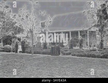 Un groupe d'individus habillés en tenue d'époque se tient à l'extérieur d'une charmante maison historique entourée de haies et d'arbres soigneusement taillés, évoquant un sens du temps révolu., négatif - Powlett, Victoria, circa 1902, la famille du corps en face de leur maison sur la propriété familiale., art classique avec une touche moderne réinventé par Artotop Banque D'Images