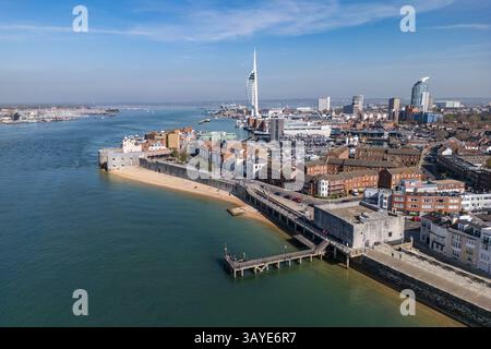 Vue aérienne des remparts de Portsmouth, de la Square Tower et de la Spinnaker Tower dans le port de Portsmouth, Hampshire, Royaume-Uni. Banque D'Images