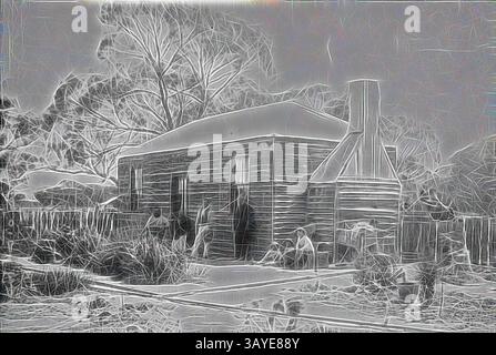 Une cabane en bois vieilli se trouve au milieu de la végétation envahie, sa structure simple encadrée par des arbres. La fumée a tendance à s'enrouler de la cheminée, suggérant la chaleur à l'intérieur, tandis qu'une esthétique altérée fait allusion à des histoires du passé., négatif - Wentworth District, Nouvelle-Galles du Sud, vers 1885, famille devant la propriété sur la station 'Balcatherine'. c'est une simple maison en planche météo sans vérandas. La façade s'ouvre directement sur le jardin. Cheminée en fer ondulé et bois., Art classique avec une touche moderne réinventée par Artotop Banque D'Images