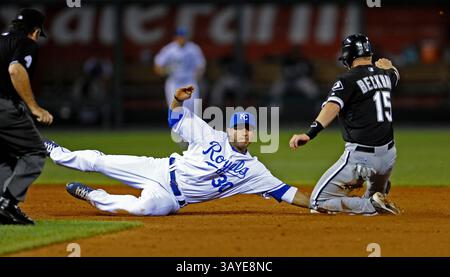 29 juin 2010 : Mike Aviles #30 des Royals de Kansas City repousse Gordon Beckham #15 des White Sox de Chicago en essayant de voler la deuxième base pour la finale de la huitième manche au Kauffman Stadium de Kansas City, Missouri. Les White Sox ont gagné 4-3.(image crédit : © Peter Aiken/Cal Sport Media/ZUMApress.com) Banque D'Images