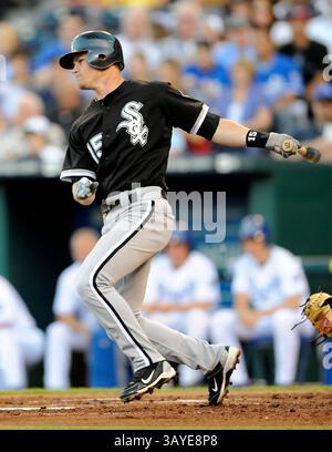 29 juin 2010 : Gordon Beckham #15 des White Sox de Chicago conduit dans une course en deuxième manche contre les Royals de Kansas City au Kauffman Stadium à Kansas City, Missouri. (Crédit image : © Peter Aiken/Cal Sport Media/ZUMApress.com) Banque D'Images
