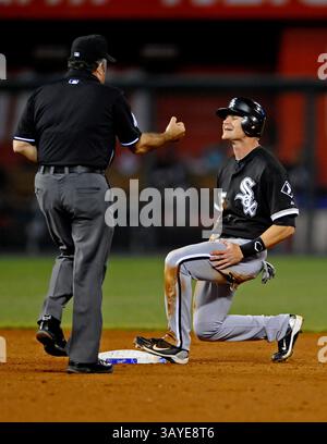 29 juin 2010 : Gordon Beckham #15 des White Sox de Chicago réagit à être appelé une deuxième base par le juge-arbitre Tim Tschida lors de la huitième manche contre les Royals de Kansas City au Kauffman Stadium de Kansas City, Missouri. Les White Sox ont gagné 4-3.(image crédit : © Peter Aiken/Cal Sport Media/ZUMApress.com) Banque D'Images