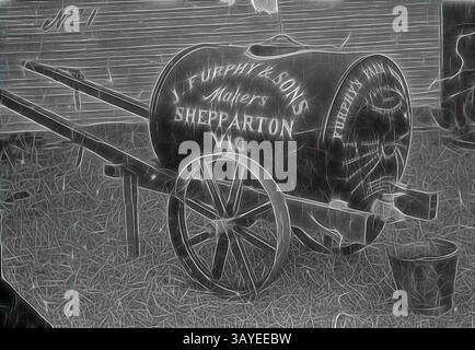 Un vieux chariot à eau avec un grand réservoir cylindrique monté sur deux rails en bois, portant l'inscription « J. Murphy & sons, Makers, Shepparton, VIC ». Les roues du chariot sont vieilles, ajoutant à son charme rustique., négatif - Shepparton, Victoria, circa 1905, Un chariot d'eau furphy construit par J. Furphy & sons, Shepparton Vic., art classique avec une touche moderne réinventé par Artotop Banque D'Images