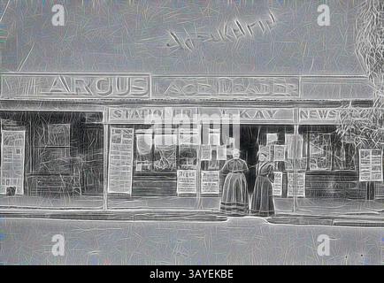 Une vitrine vintage présente plusieurs enseignes pour journaux et magazines, avec deux femmes vêtues de vêtements d'époque debout à l'entrée. La scène respire un charme nostalgique, reflétant une ère révolue du commerce local., négatif - Donald, Victoria, circa 1890, deux femmes debout devant la L. Kay NewsAgency., art classique avec une touche moderne réinventée par Artotop Banque D'Images