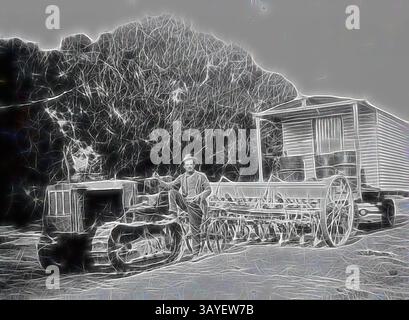 Un homme se tient fièrement à côté d'un vieux tracteur, avec une remorque à l'arrière-plan, entouré d'arbres. La scène capture un moment d'une époque révolue, mettant en valeur le patrimoine agricole et le travail acharné., négatif - Corrigin, Australie occidentale, 1932, un travailleur itinérant avec son mobile home. Il y a des barils d'huile sur la véranda de la maison mobile. Il y a un tracteur caterpillar et une moissonneuse-batteuse à l'avant., art classique avec une touche moderne réinventée par Artotop Banque D'Images