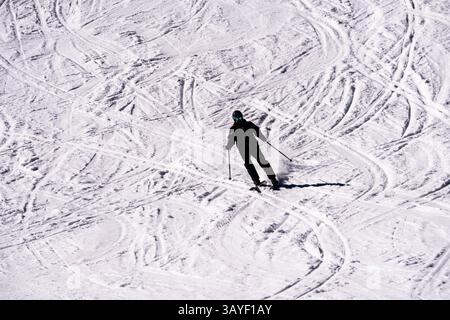 Skieur sur une piste de ski, tissant sur la piste, pistes dans la neige, Banque D'Images