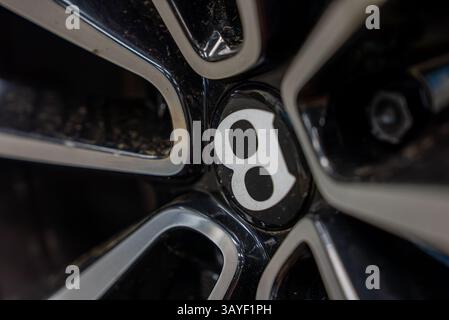 Gros plan de l'enjoliveur de roue Bentley avec rayons métalliques polis Banque D'Images