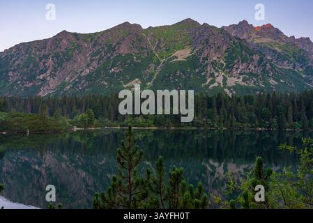 Coucher de soleil sur le lac Popradske pleso en Slovaquie. IMAGE Banque D'Images