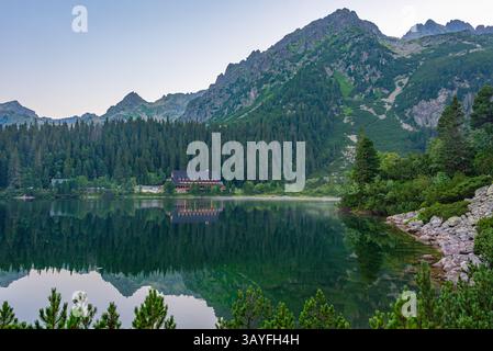 Coucher de soleil sur le lac Popradske pleso en Slovaquie. IMAGE Banque D'Images