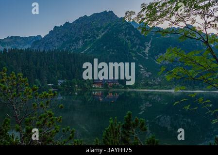 Coucher de soleil sur le lac Popradske pleso en Slovaquie. IMAGE Banque D'Images