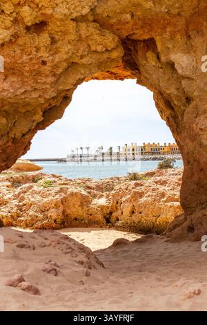 Vue panoramique sur la grotte côtière encadrant la station balnéaire Banque D'Images