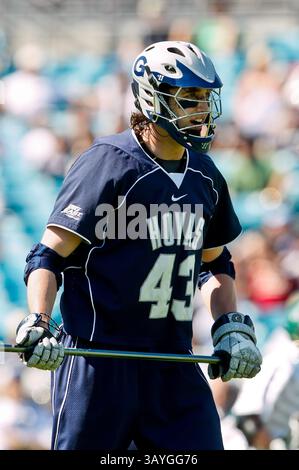 20 février 2011 : Barney Ehrmann (43 ans), défenseur des Georgetown Hoyas, lors d'une action de crosse entre les Georgetown Hoyas et les Jacksonville Dolphins lors du Moe's Southwest Sunshine Classic, joué à EverBank Field à Jacksonville, en Floride. Georgetown a battu Jacksonville 14-11.(image crédit : © Gray Quetti/Cal Sport Media/ZUMAPRESS.com) Banque D'Images