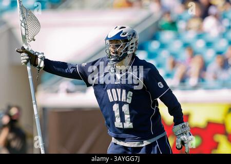 20 février 2011 : le gardien de Georgetown Hoyas Jack Davis (11 ans) lors d'une action de crosse entre les Georgetown Hoyas et les Jacksonville Dolphins lors du Moe's Southwest Sunshine Classic joue à EverBank Field à Jacksonville, en Floride. Georgetown a battu Jacksonville 14-11.(image crédit : © Gray Quetti/Cal Sport Media/ZUMAPRESS.com) Banque D'Images