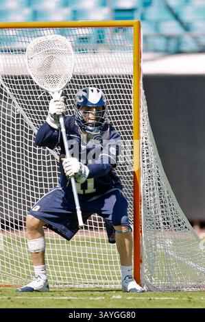 20 février 2011 : le gardien de Georgetown Hoyas Jack Davis (11 ans) lors d'une action de crosse entre les Georgetown Hoyas et les Jacksonville Dolphins lors du Moe's Southwest Sunshine Classic joue à EverBank Field à Jacksonville, en Floride. Georgetown a battu Jacksonville 14-11.(image crédit : © Gray Quetti/Cal Sport Media/ZUMAPRESS.com) Banque D'Images