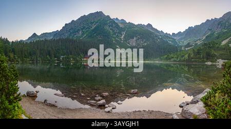 Coucher de soleil sur le lac Popradske pleso en Slovaquie. IMAGE Banque D'Images