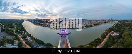 Vue aérienne du pont SNP à Bratislava, Slovaquie. IMAGE Banque D'Images