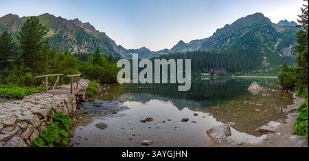 Coucher de soleil sur le lac Popradske pleso en Slovaquie. IMAGE Banque D'Images