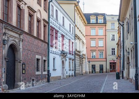 Rue étroite dans le centre historique de Cracovie, Pologne. IMAGE Banque D'Images