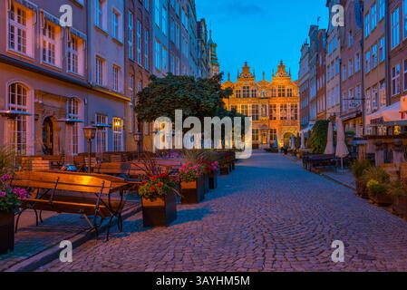 Vue au lever du soleil du Grand manège militaire à Gdansk, Pologne. IMAGE Banque D'Images