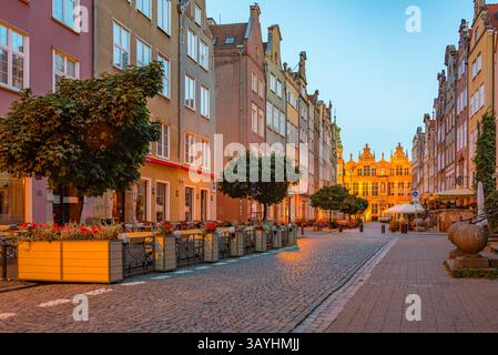 Vue au lever du soleil du Grand manège militaire à Gdansk, Pologne. IMAGE Banque D'Images