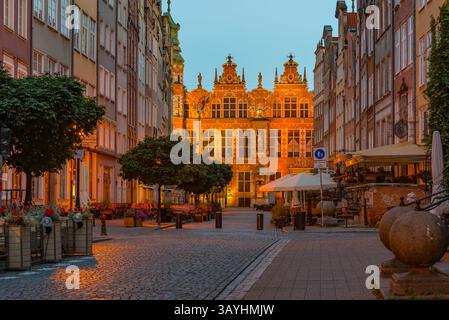 Vue au lever du soleil du Grand manège militaire à Gdansk, Pologne. IMAGE Banque D'Images